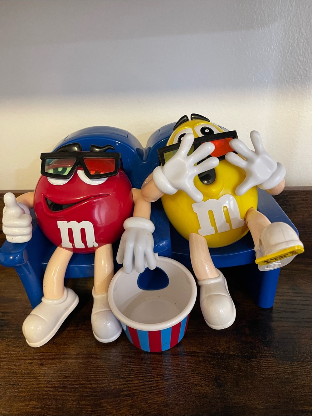 M&M'S Red & Yellow Movie Night Figures with Blue Seats ventage.